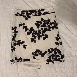 Ann Taylor LOFT Pencil Skirt Women’s White Black Floral Print Lined Size 2